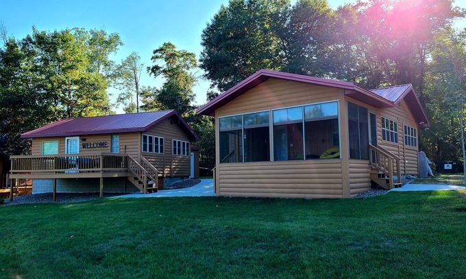 Backus Kabine | Two cabins right on the lake for the perfect family getaway.