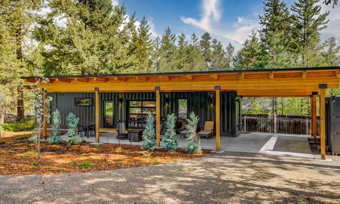 McCall Haus | Two Pines - Unique container home - Downtown - Trailer Parking - Pet friendly