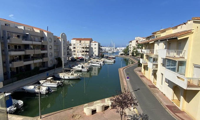 Le Port Wohnung | Zweizimmerwohnung mit Balkon, BBQ und Parkplatz in Strandnähe