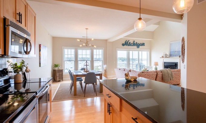 Spring Lake Eigentumswohnung | Two Story Upscale Condo w/Amazing Lake Views