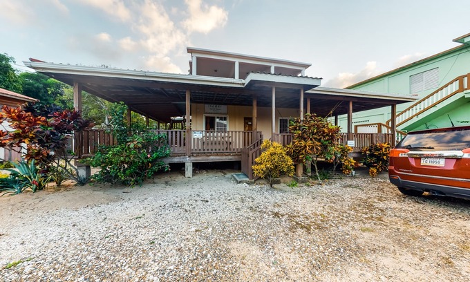Hopkins Wohnung | Two studios w/ ocean views, deck, partial AC & free WiFi - close to the beach