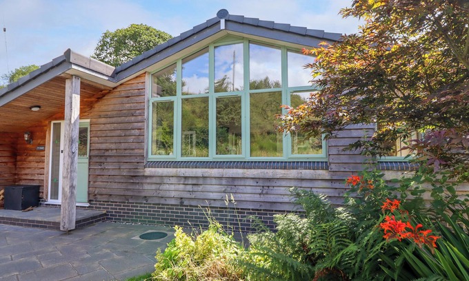 Llanfair Caereinion Hütte | TY ISAF, pet friendly, with open fire in Llanfair Caereinion