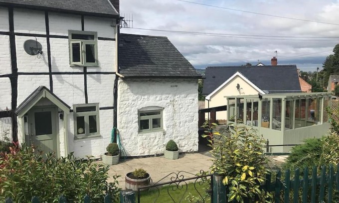 Montgomery Haus | Ty Twty, Montgomery Cottage