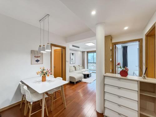 Changning Wohnung | Tyms 2BR Apt TianshanRD Near CESIS Line2