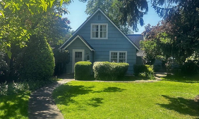 Amazon Haus | U of O Cottage- 3 blocks to Hayward Field!