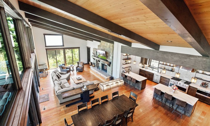 Whitefish Haus | Ultimate Luxury Ski-in/Ski-out Home 5BD, 5.5BA 2 Hot Tubs, Steam Room, Game Room