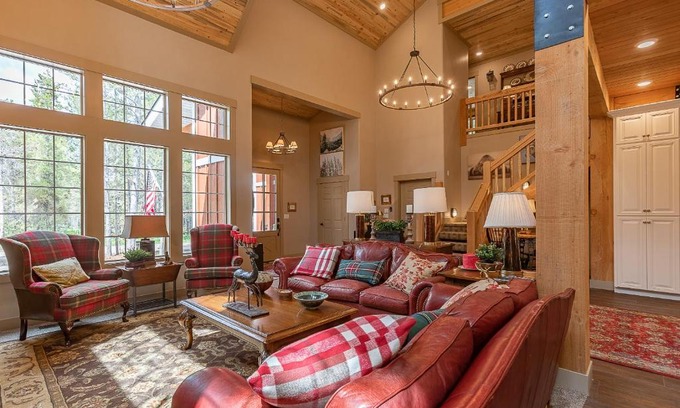 Island Park Haus | Uncle Chris Cabin by KABINO Air Conditioning Smart TVs Chefs Kitchen Spacious WiFi Grill Bills Island Reservoir Fishing