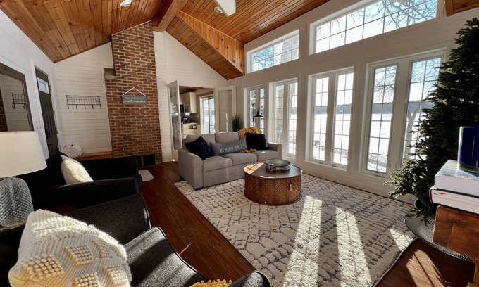 Montello Haus | 🌳🏡 "Under The Oaks" on Buffalo Lake: Just 30min to WI Dells & 1hr to Madison