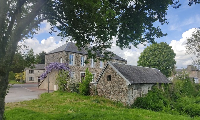 Le Hommet-d'Arthenay Wohnung | Une Ancienne École Rénovée, Amoureux de Nature et de Vielles Pierres