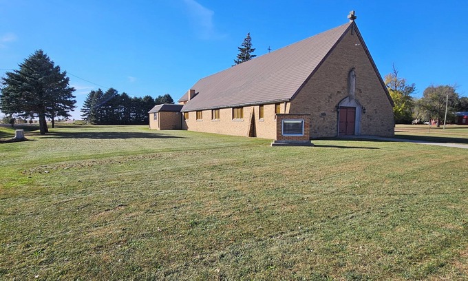 Oldham Kabine | unique 3BR lodge w/ basic amenities & two RV's on 1.58 acres in beautiful Oldham