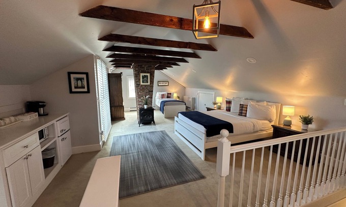 Top of the Hill Wohnung | Unique 3rd Floor Loft 1 Queen Bed/ 1 Twin Bed/ 1 Bath/ Pullout Sofa/ Dog Friendly