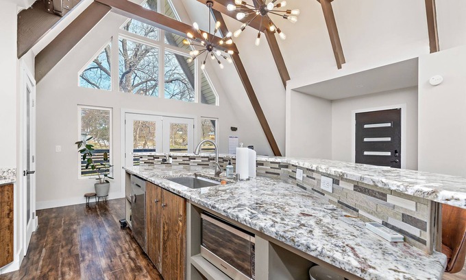 Independence Haus | Unique 4BR Into The Woods - Fire Pit