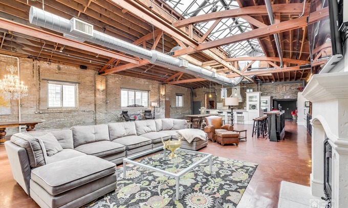 Logan Square Haus | Einzigartiges und erstaunliches gigantisches, sonnendurchflutetes Loft ~ einzigartig ~ ausgezeichnete Lage!