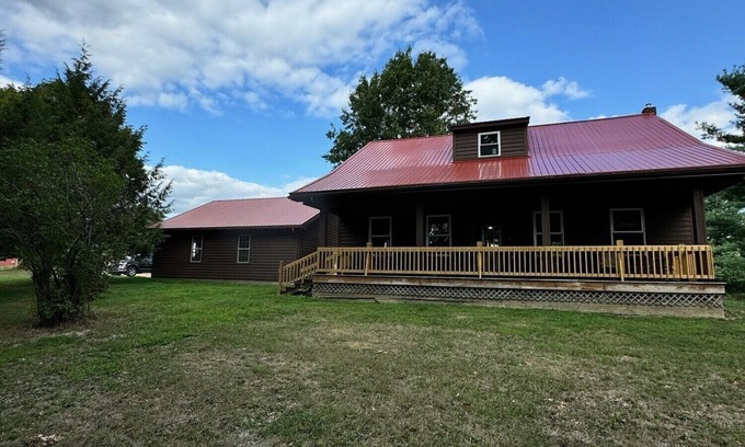 Dellroy Kabine | Unique house with mancave and game room. Wildlife, pet friendly, hot tub, Wi-Fi!