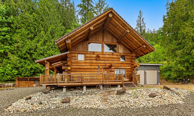 Carnation Haus | Unique mountain view log home with a wood stove, balcony, patio, & board games