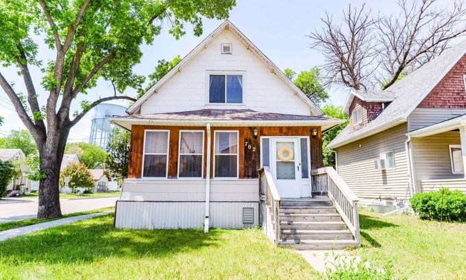 Roosevelt Haus | Unique Two Story with a Vintage Flare