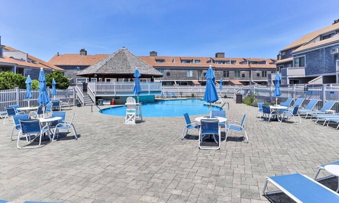 Hyannis Eigentumswohnung | Unit 135 Poolside 2BD w/loft--A/C, Private Balcony, Association Beach & Pool