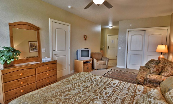 Birchwood Eigentumswohnung | Unit 411b 1bd/ 1ba Efficiency Condo 1 Bedroom Condo by RedAwning