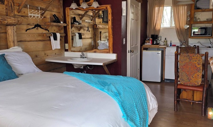 Cedaredge Kabine | Unit 6 at the Cedaredge Lodge – "Where Quiet Moments Become Lasting Memories”