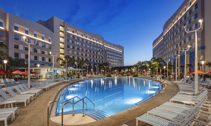 Florida Center Hotel | Universal's Endless Summer Resort - Surfside Inn and Suites