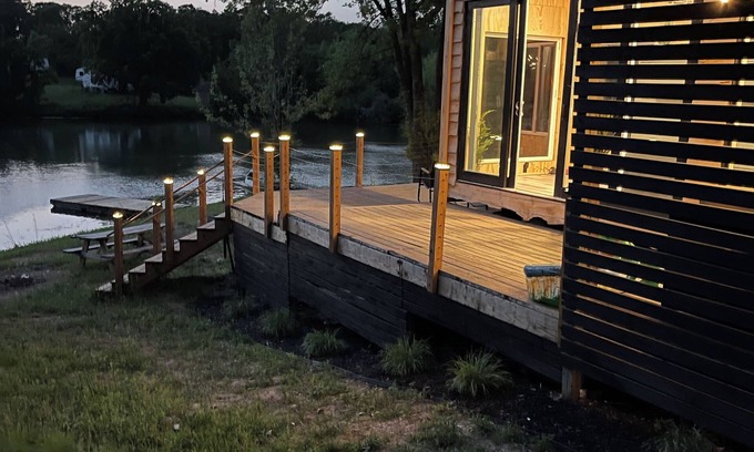 Odessa Kabine | Unplug and unwind in this charming loft cabin nestled on the water’s edge.