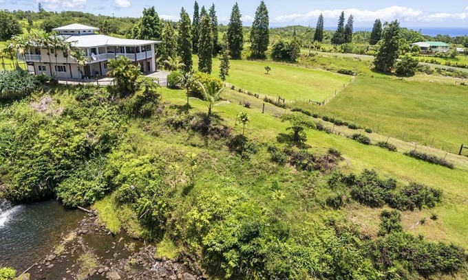 Hilo Haus | Unberührte, unentdeckte, unvergessliche Wasserfallfarm mit Blick auf die Bucht von Hilo
