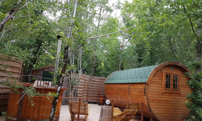 Monclar-de-Quercy Kabine | Unusual accommodation: Barrel with bathroom, terrace and private Nordic bath