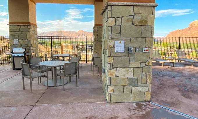 Moab Haus | Unwind in a Spacious Room with Kitchen, Pet-Friendly, Free Parking
