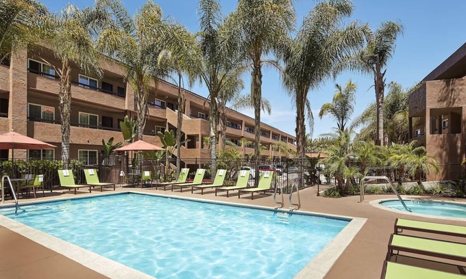 Mission Valley Hotel | Unwind in San Diego: Inviting Room with Pool Access