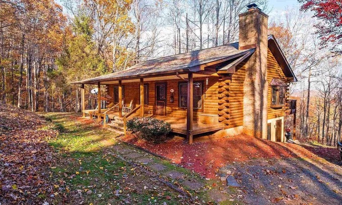 Lovingston Kabine | Get Cozy in the Blue Ridge Mountains: Well Built Log Cabin Retreat