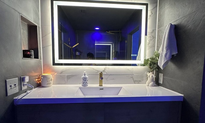 Arlington Haus | Unwind in Tranquility Lake POOL Jet Steam shower High speed Internet