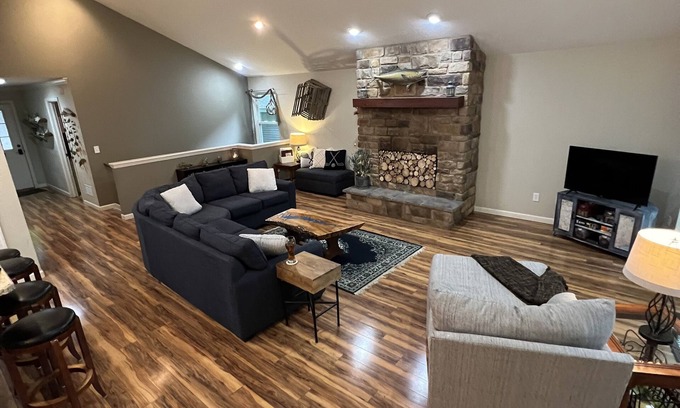 Howard Hütte | Entspannen Sie sich und schließen Sie das 4 BDRM Family Cottage wieder an - checken Sie ab 16:00 Uhr ein und checken Sie bis 11:00 Uhr aus