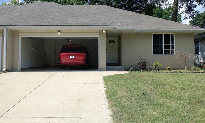 Springfield Haus | Updated 2 BR/2BA in family friendly neighborhood with extras