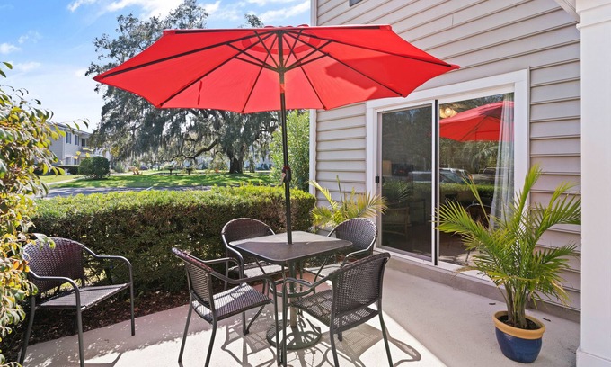 Demere Park Haus | Updated and clean, 2 full baths, modern townhouse close to Pier Village