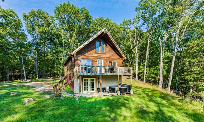 Berkeley Springs Kabine | Updated Chalet w/Hot Tub, Fire Pit, Deck, & WiFi