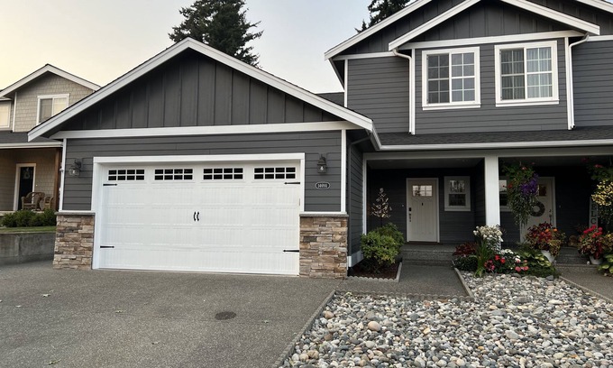 Lynden Haus | Updated duplex on quiet street close to dining, shopping, hospitals & mountains,
