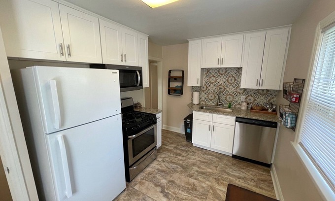 Lyndhurst Haus | Updated Entire Lyndhurst Home-Close to Hospitals, Universities, incl everything!