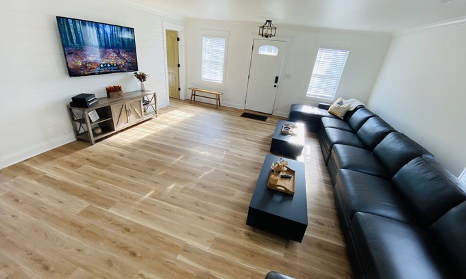 Lake Geneva Haus | Updated Home- Only a few minutes walk to Downtown Lake Geneva!!