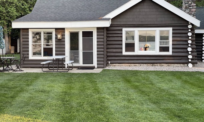 Petoskey Kabine | Aktualisiertes Blockhaus am Pickerel See