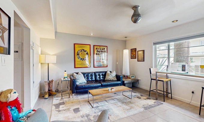 Old Las Palmas Wohnung | Aktualisierte moderne Wohnung mit Gemeinschaftspool und Blick auf die Berge. In der Nähe der Innenstadt.