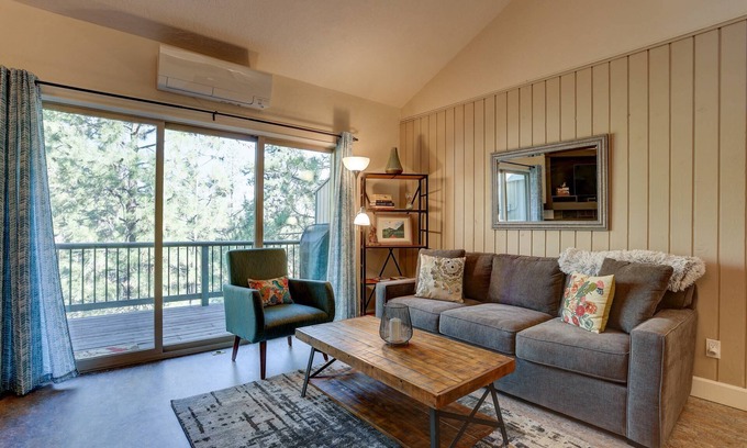 Century West Eigentumswohnung | Updated Mt Bachelor Villiage Condo, Pool, Hot Tub, Private Deck, BBQ, River Trails, 20 Min to Lift