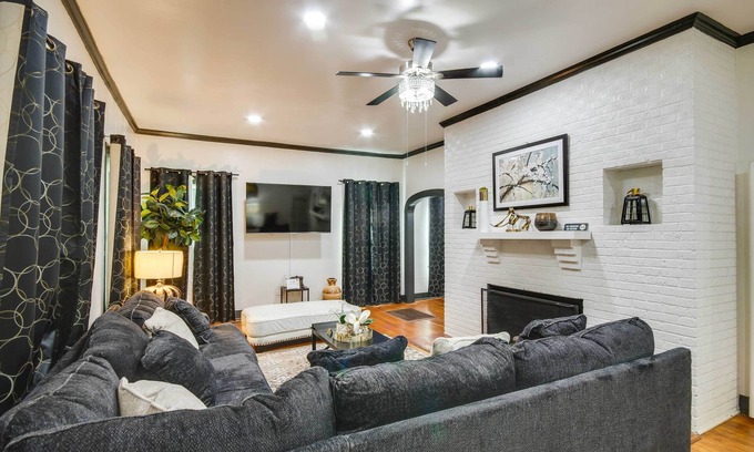 Greenwood Wohnung | Updated Greenwood Cottage Apt < 1 Mi to Dtwn!