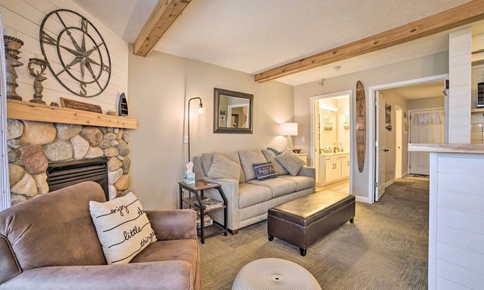 Onekama Eigentumswohnung | Updated Onekama Resort Condo on Portage Lake!