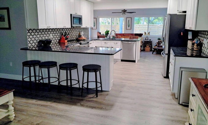 South Venice Haus | Updated S Venice 3/2 house. 5 mins to the beach. Steps to the Venetian Waterway.