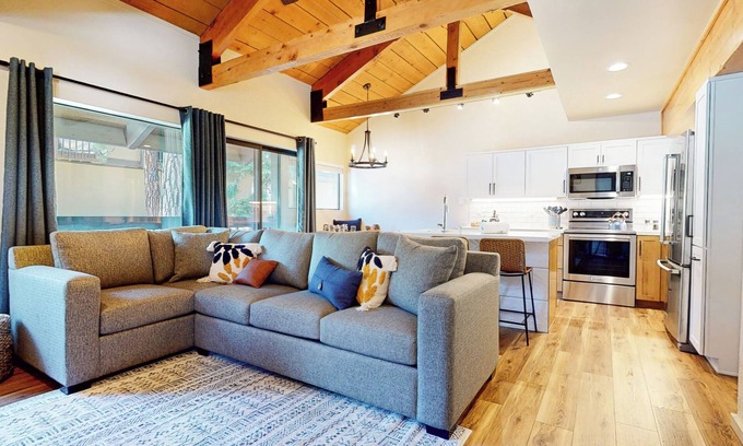 Majestic Pines Eigentumswohnung | Upgraded End Unit, Cozy Wood Burning Fireplace, Bright & Quiet