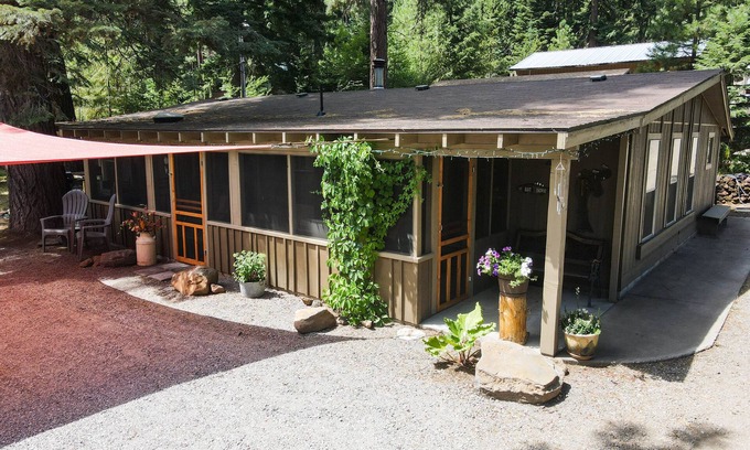 Klamath Lake Haus | Upgraded Rustic Themed Retreat w/screened porch in Rocky Point.