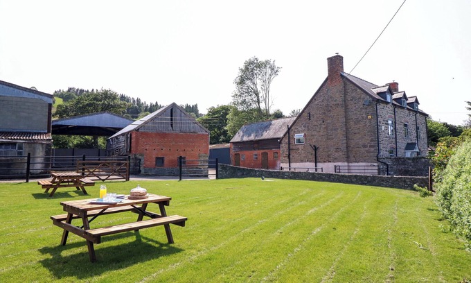 Welshpool Hütte | UPPER DOLARDDYN, pet friendly, with open fire in Castle Caereinion