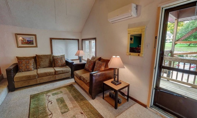 Suttons Bay Wohnung | Upper Level Loft in Downtown Suttons Bay Across the Street From Beach and Marina