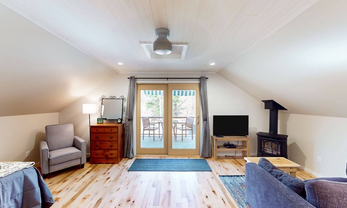 Lake Township Wohnung | Upper level retreat with a furnished deck, fireplace, fast WiFi, & full kitchen