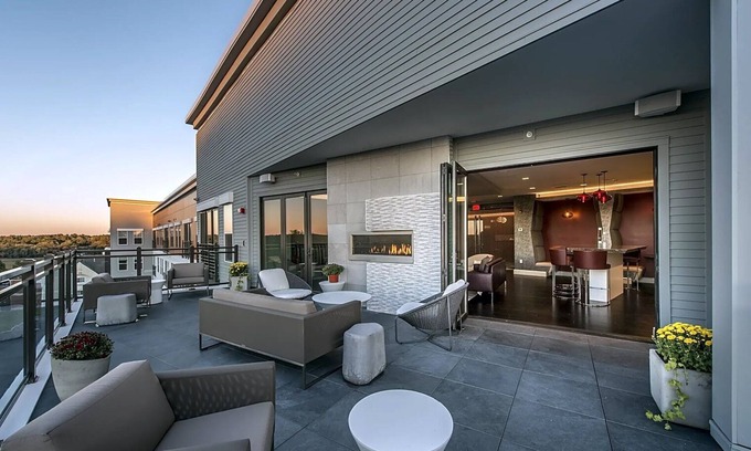 Burlington Wohnung | Upscale Burlington 2BR w/ Gym & W/D, nr Dining & Shops, by Blueground